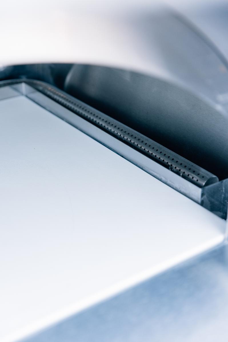 Summerset Hybrid pizza oven interior view 3 showing 932 degree wood-fired heat capability