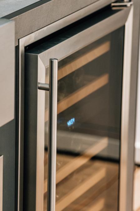 Summerset 24-inch wine cooler stainless steel handle detail