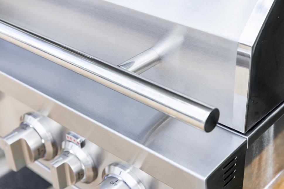 Summerset Sizzler PRO 32 - hood handle detail